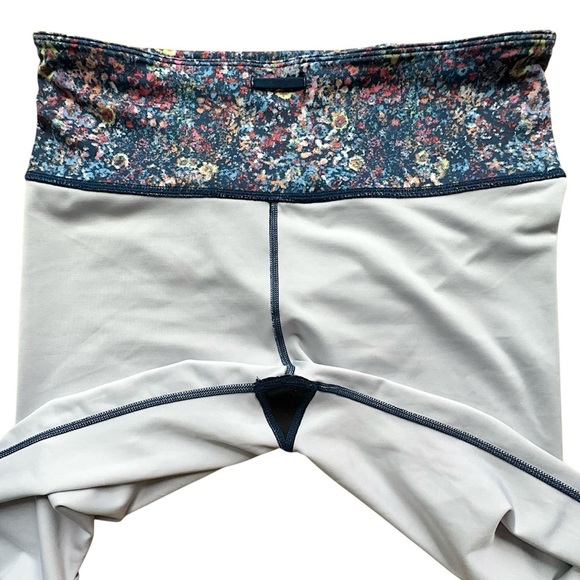 GAP FIT NWOT ECLIPSE HIGH RISE CROPPED LEGGINGS BLUE PINK WHITE | MEDIUM - Picture 7 of 9
